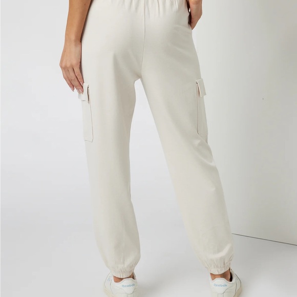 Vuori Women’s Boyfriend Cargo Joggers Milkweed NWT - Picture 3 of 4